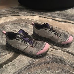 On cloud sneakers sz 8